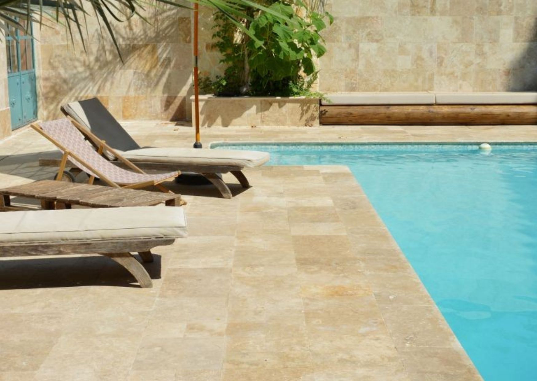 Terrasse de piscine en travertin beige Terrasse travertin